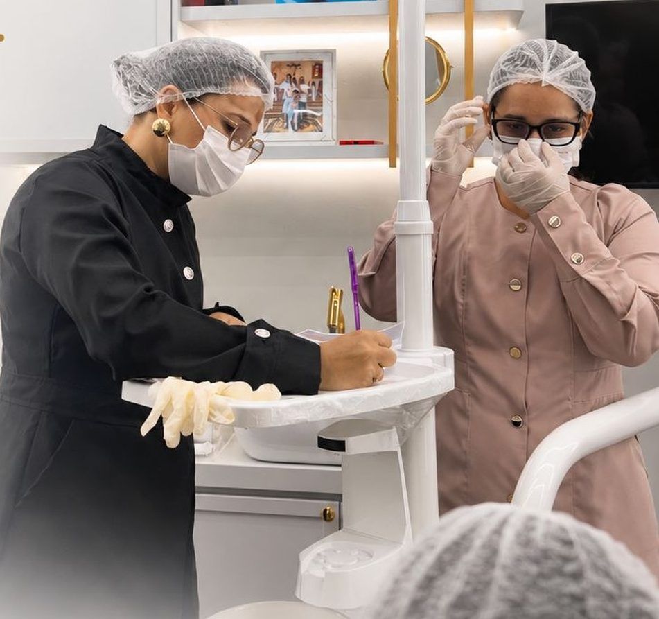 Equipe atendendo em consultório