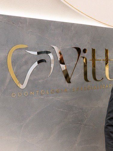 Parede com a logo da Vitt